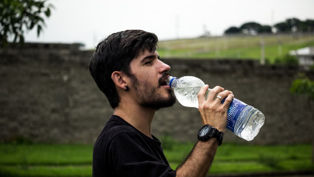 Tomar agua. Foto: Canva