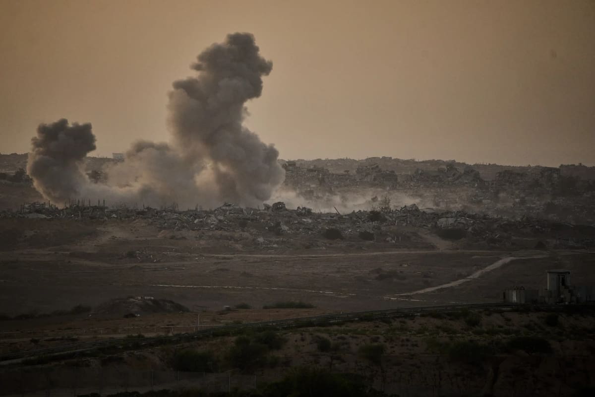 El humo se eleva hacia el cielo tras un ataque militar israelí en el norte de la Franja de Gaza, visto desde el sur de Israel, el viernes 3 de octubre de 2025. | Crédito: AP/Leo Correa