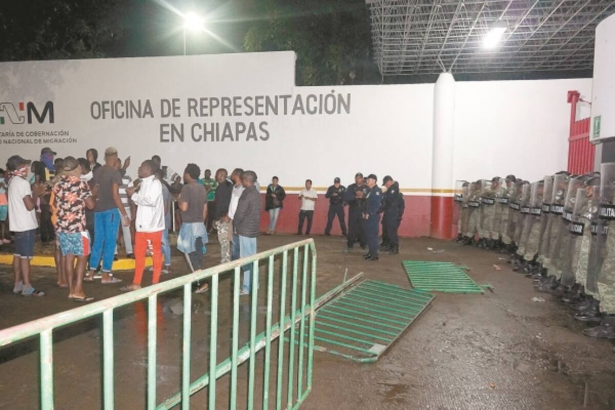 Retiran migrantes africanos campamento instalado en estación migratoria en Chiapas