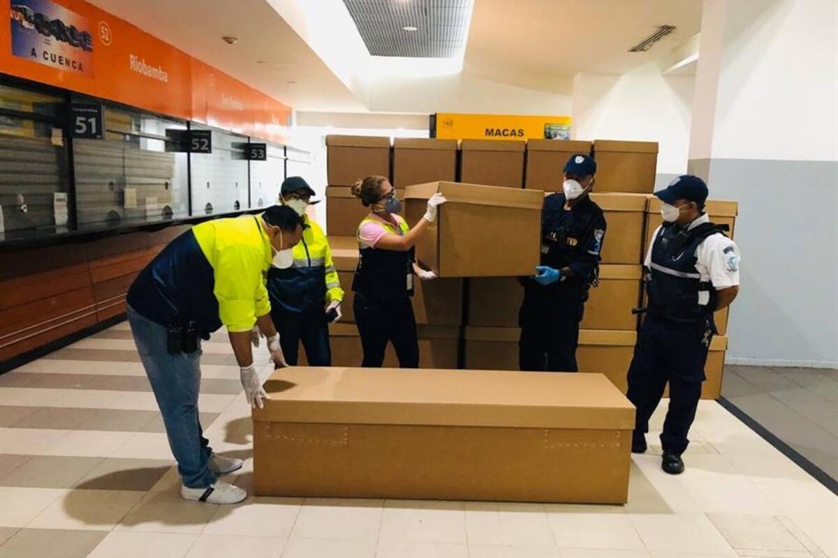 En Guayaquil reparten ataúdes de cartón ante crisis de cadáveres de COVID-19