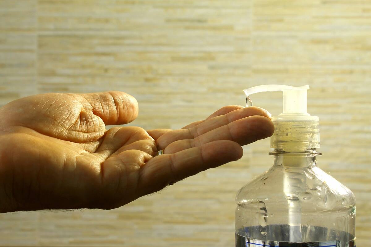 Detectan metanol, alcohol altamente tóxico, en geles sanitizantes de compañía mexicana