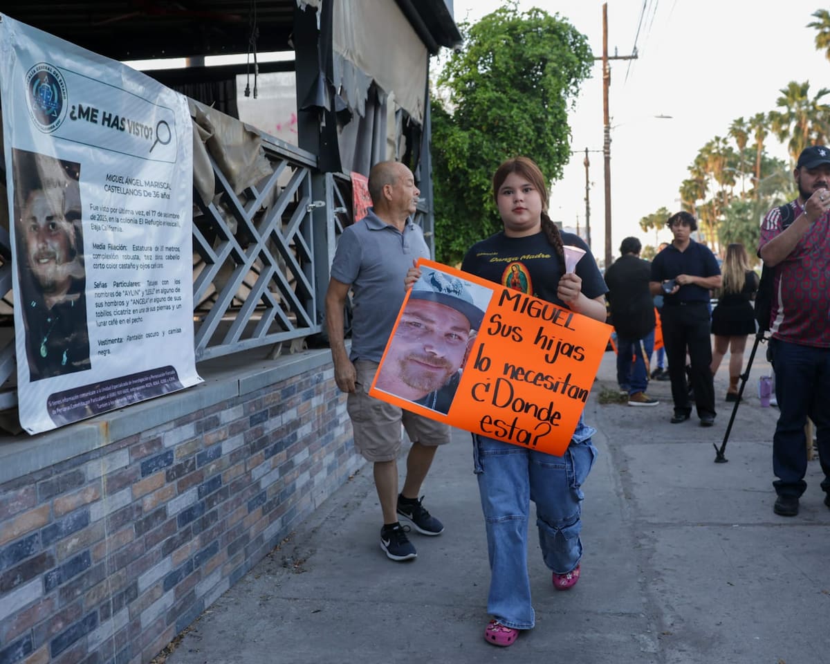 Familiares y colectivos se reúnen en el Bar Shots para exigir avances en la búsqueda de Kevin Moreno visto por última vez en ese lugar Foto: Javier Gallegos