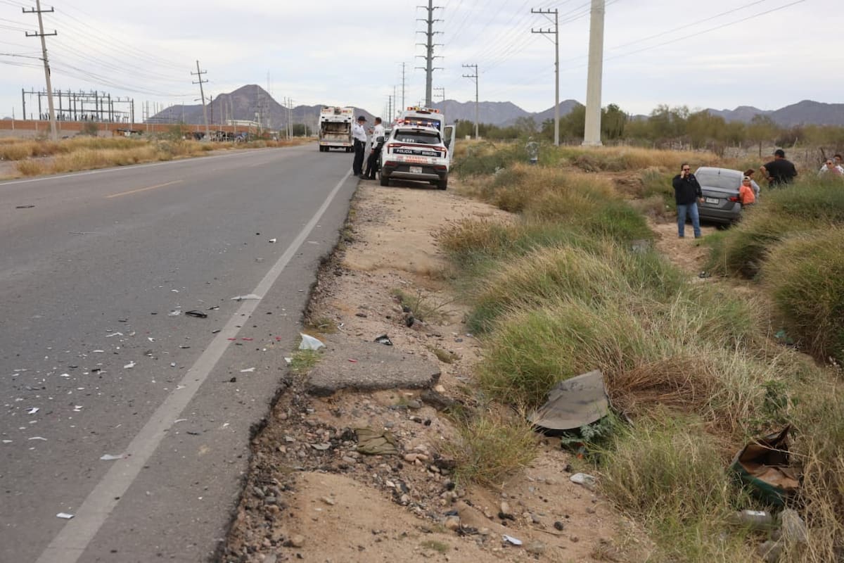 Jovencita pierde el control de su auto tras choque y termina en arroyo del bulevar Healy en Hermosillo