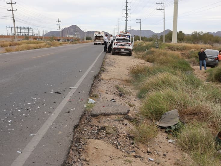 Jovencita pierde el control de su auto tras choque y termina en arroyo del bulevar Healy en Hermosillo