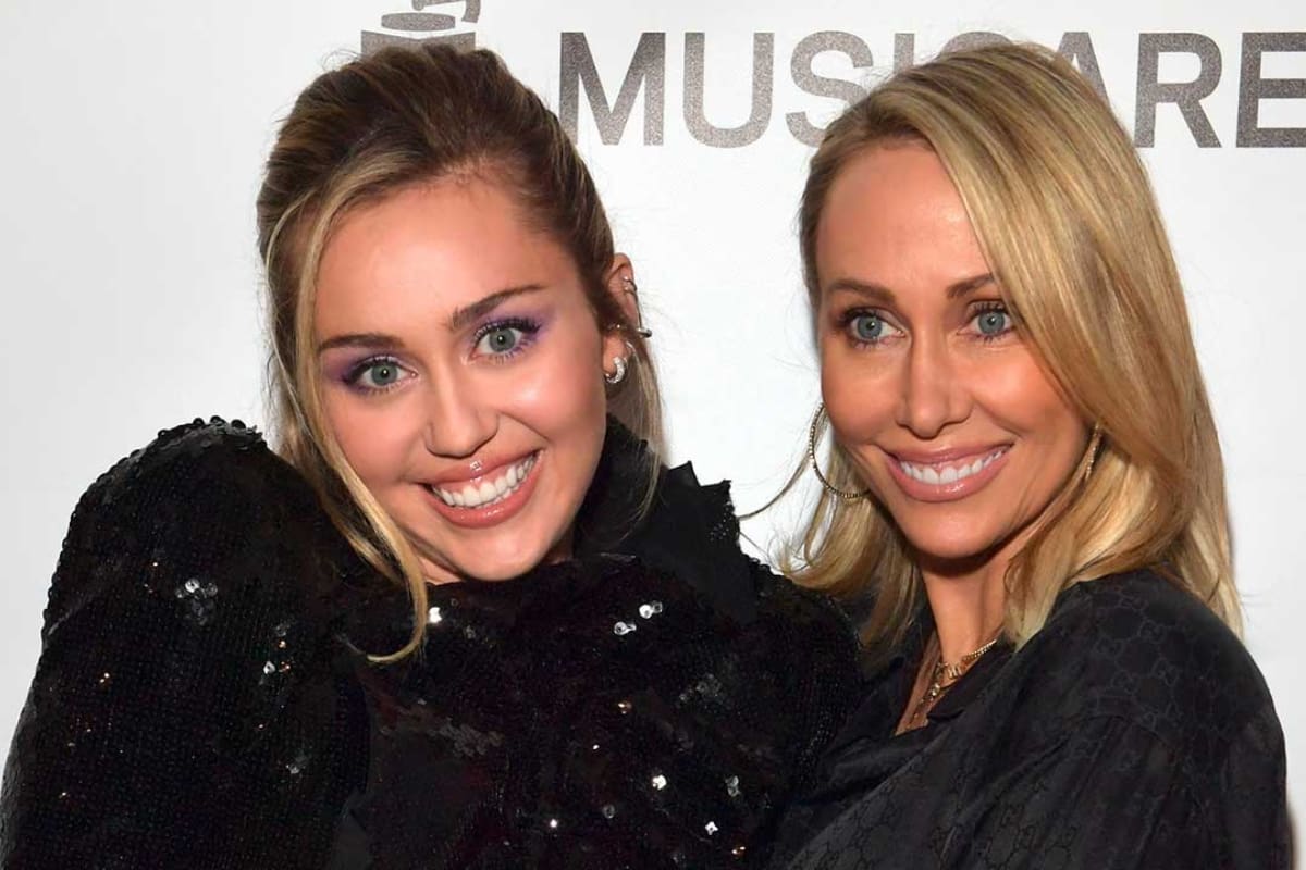 Miley Cyrus encara furiosa a paparazzi tras presunto empujón a su madre Tish Cyrus: “Casi lastimas a mi mamá” (VIDEO)