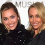 Miley Cyrus encara furiosa a paparazzi tras presunto empujón a su madre Tish Cyrus: “Casi lastimas a mi mamá” (VIDEO)
