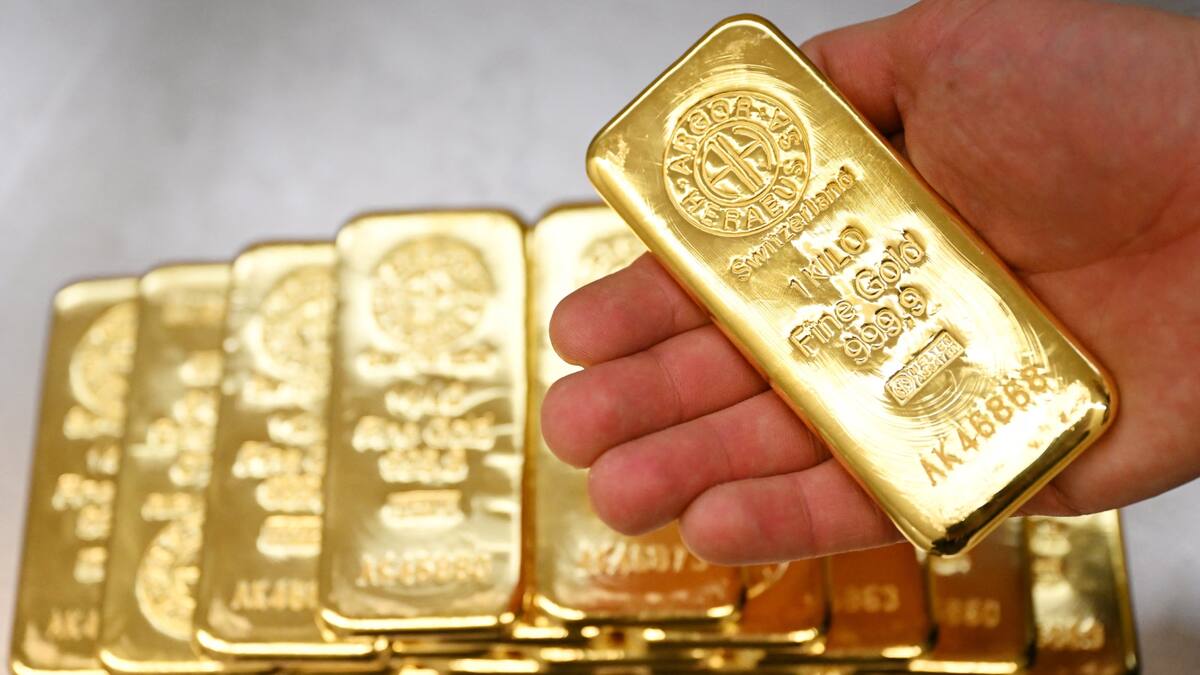 El valor del oro y la plata cayó significativamente en las últimas horas, afectando los mercados globales. /Reuters