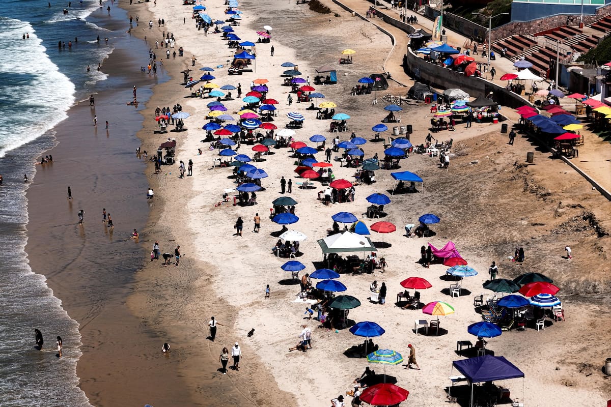 Familias acudieron al mar pese a advertencia sanitaria