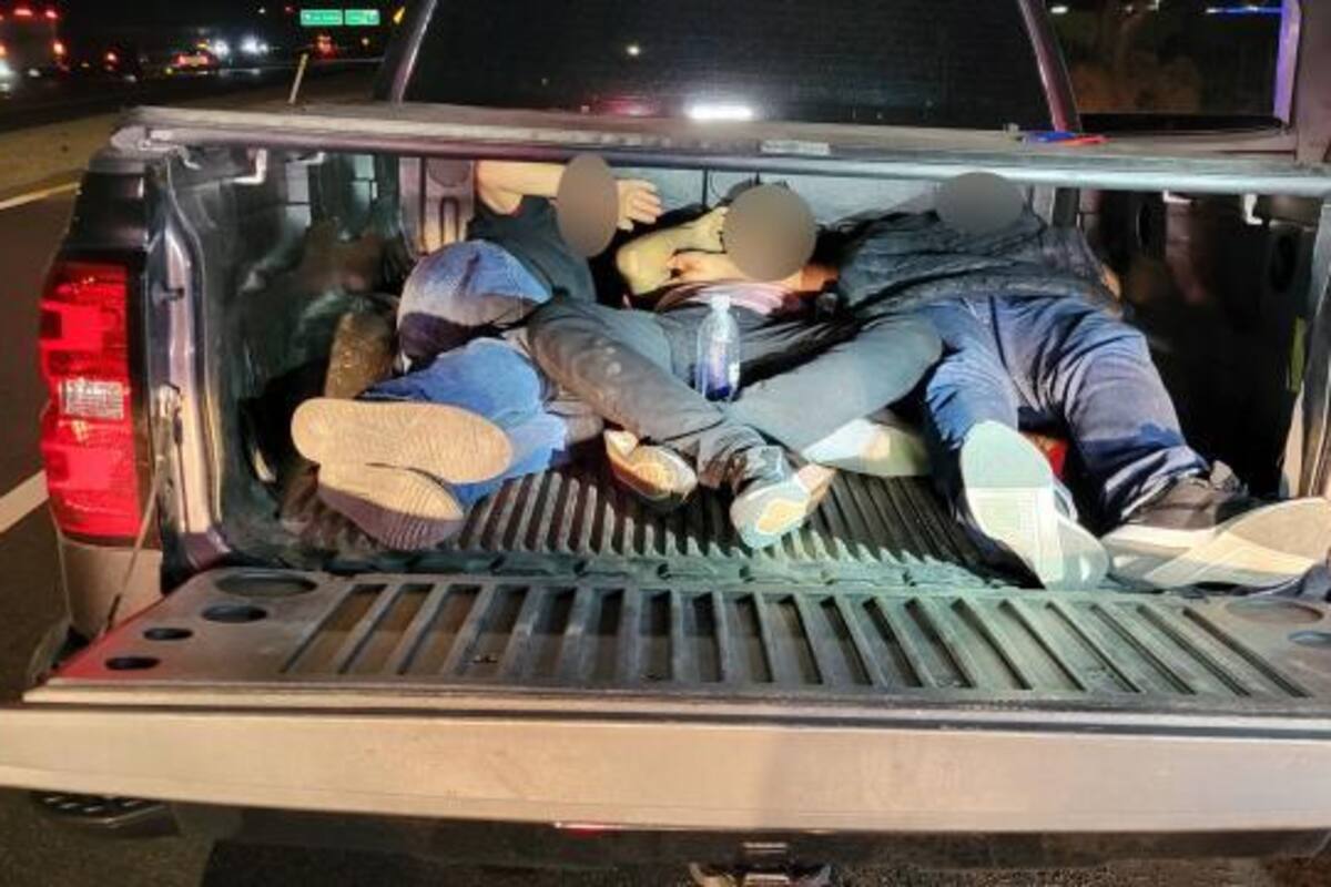 Llevaban a indocumentados en caja de un pickup