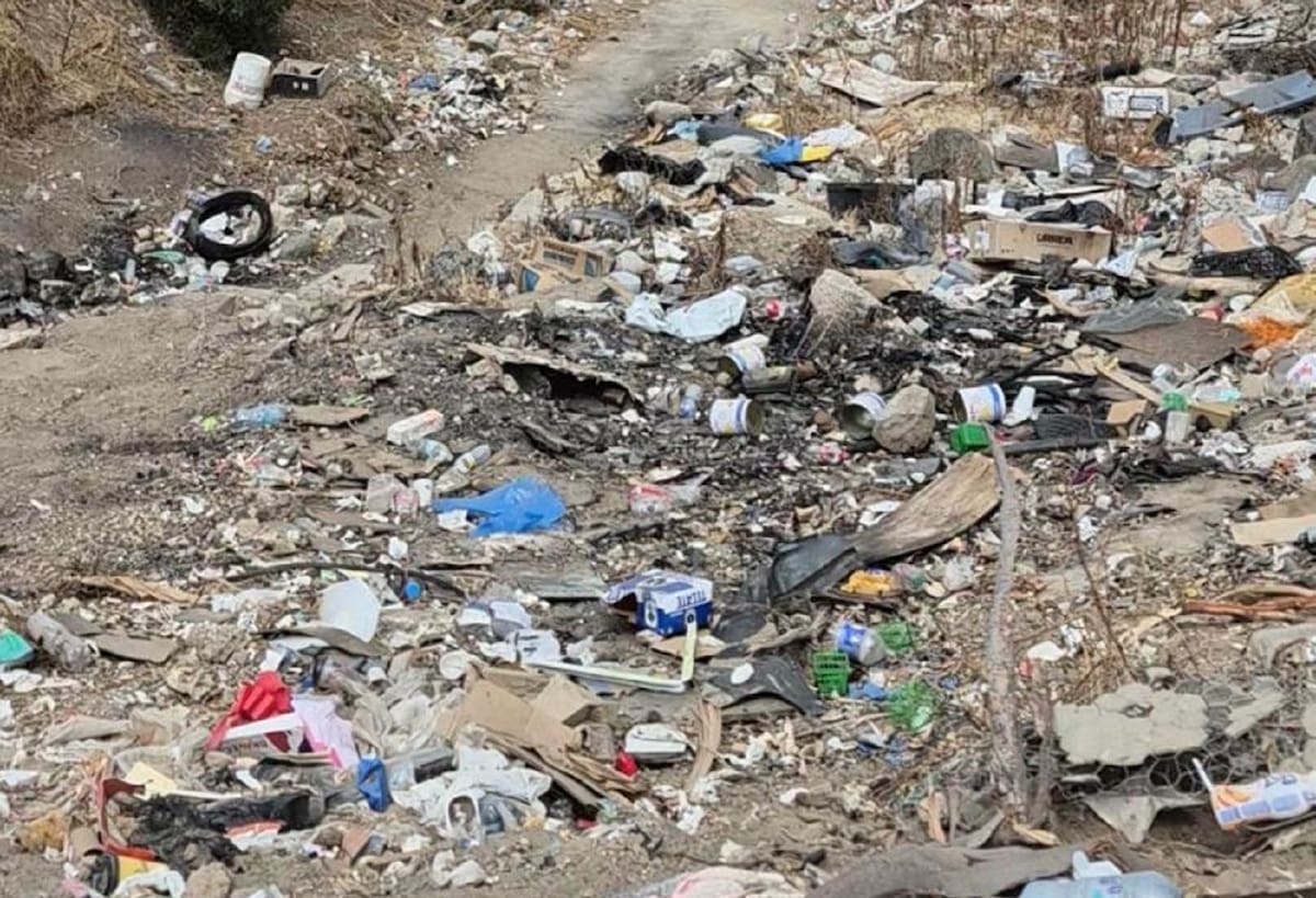 A unos metros de zonas habitacionales, el cauce presenta acumulación de residuos de distintos tipos y huellas de tránsito constante, lo que sugiere que el sitio ha sido utilizado de manera recurrente para el depósito ilegal de basura. Foto: Carmen Gutiérrez.