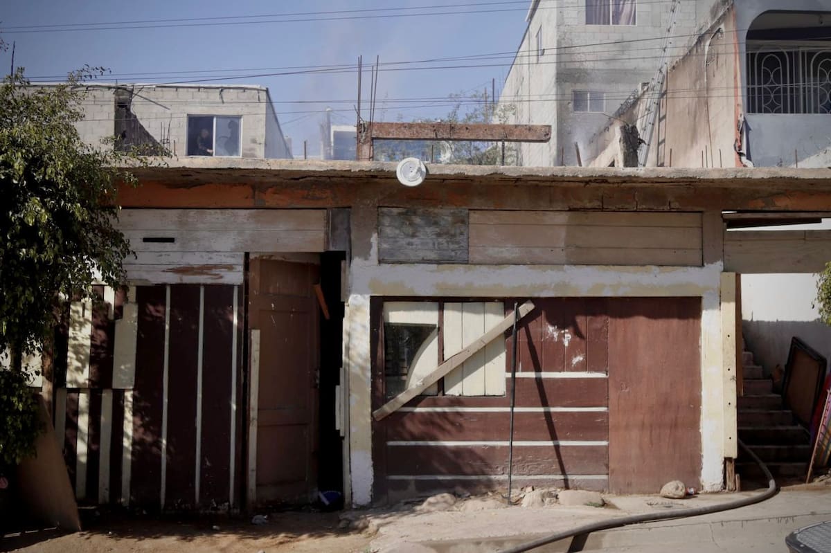 Una vivienda ubicada en la colonia Murua Campestre fue consumida por un incendio la tarde de este viernes; autoridades confirmaron que no había personas al interior del inmueble. Foto: BorderZoom