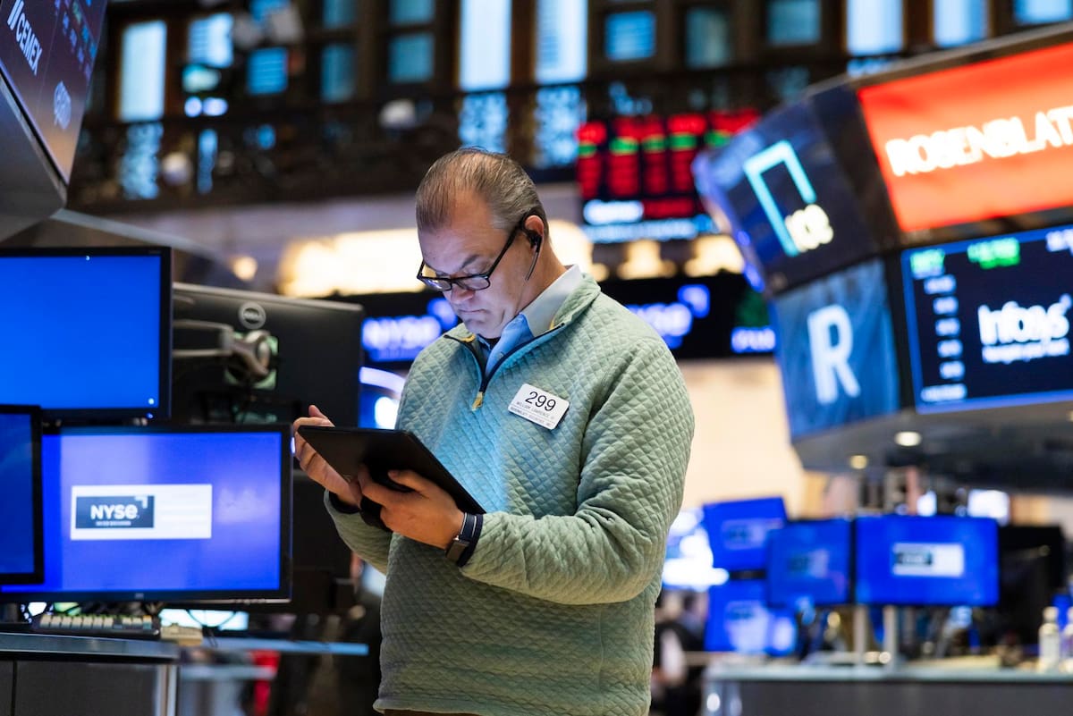 Wall Street sufre su peor mes y trimestre desde 2022 por el desconcierto arancelario. Fotografía de archivo de un trabajador en la Bolsa de Nueva York (EE.UU.). EFE/EPA/JUSTIN LANE