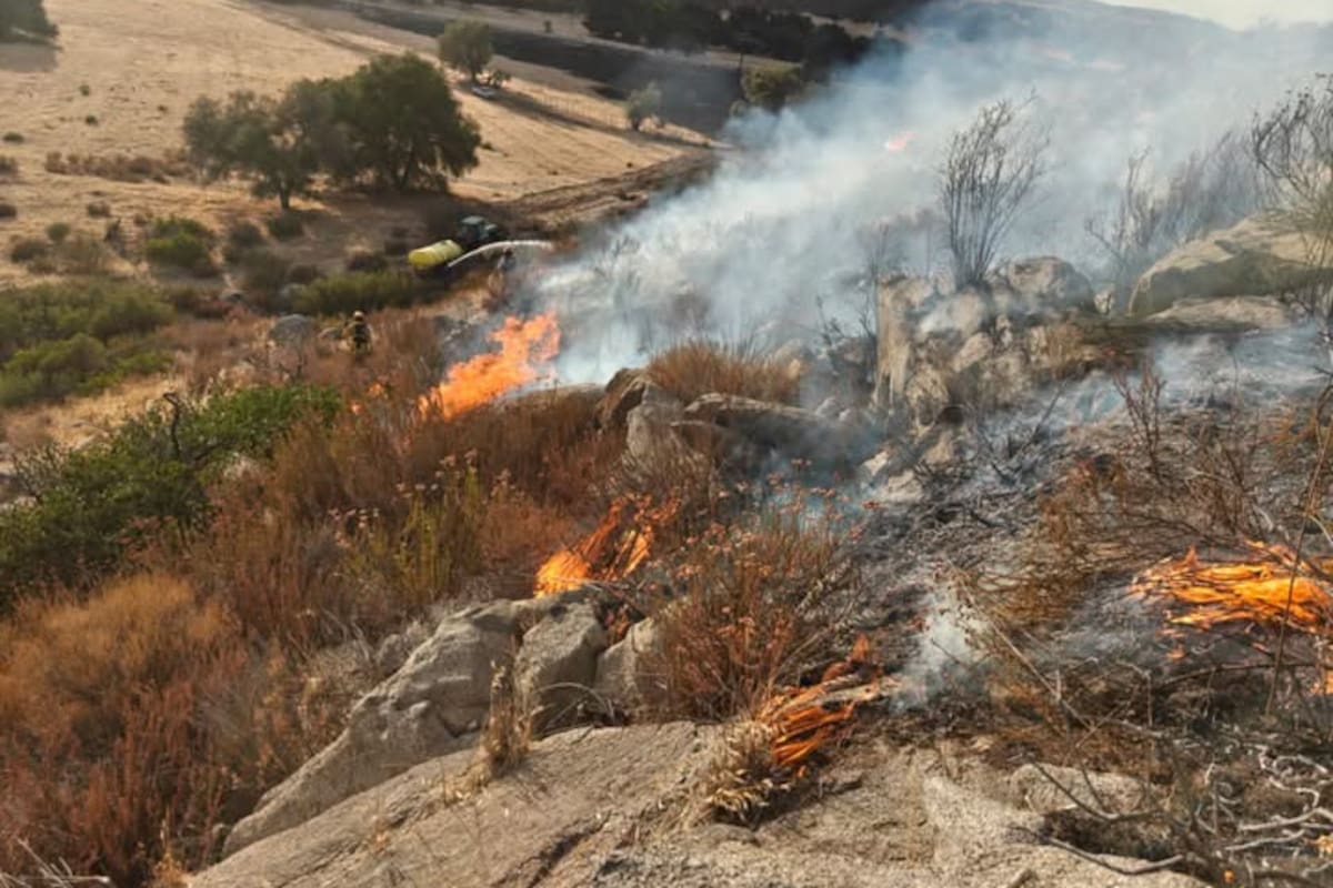 Controlan 90% del incendio forestal en Rancho Banchetti, en Tecate