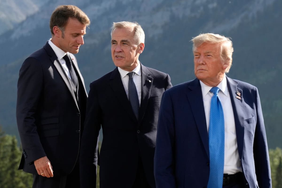 ARCHIVO. De izquierda a derecha: el presidente francés, Emmanuel Macron; el primer ministro canadiense, Mark Carney; y el presidente Donald Trump llegan para la fotografía familiar durante la Cumbre del G7 en Kananaskis, Alberta, el 16 de junio de 2025. | Crédito: Adrian Wyld/The Canadian Press vía AP, archivo