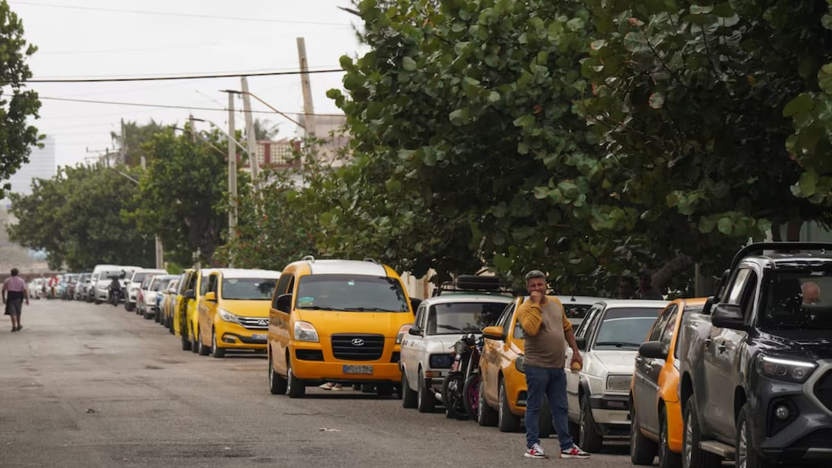 Automóviles esperan su turno para cargar gasolina, ilustrando el impacto de los ajustes en la importación energética controlada por el Estado. (Reuters)