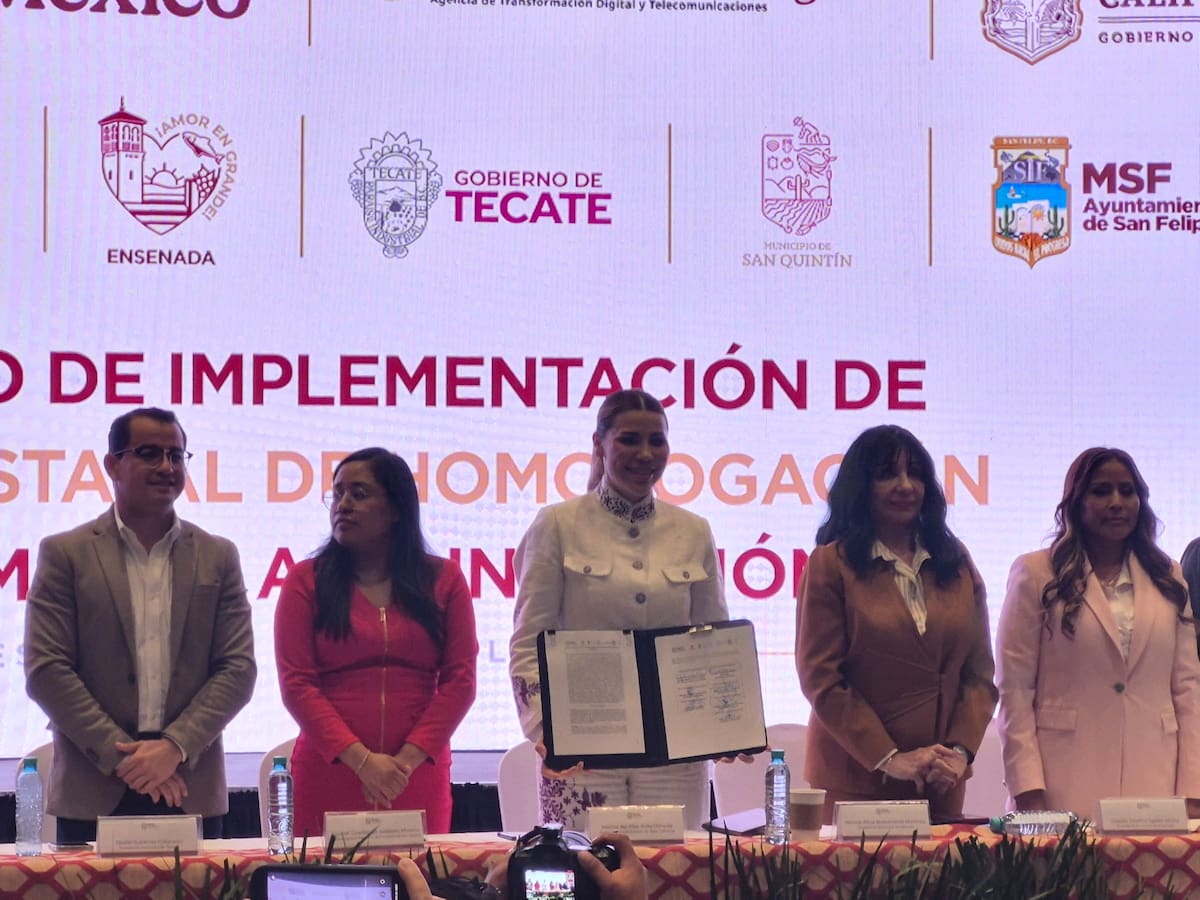 Autoridades federales y estatales firmaron el convenio para implementar en Baja California el nuevo modelo nacional que busca simplificar trámites y agilizar proyectos de inversión. Foto: Michelle Castillo.
