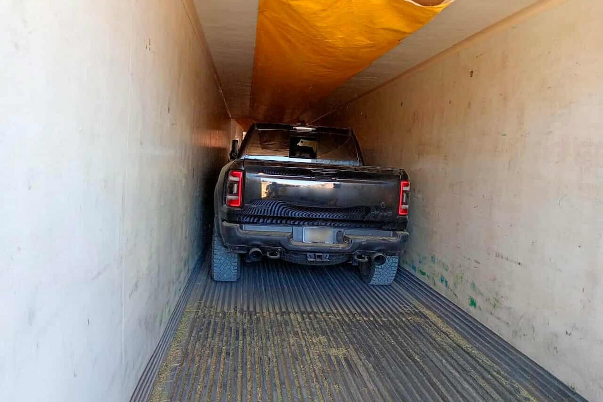 Detienen a conductor de tractocamión que transportaba armamento y vehículos robados en San Luis Río Colorado