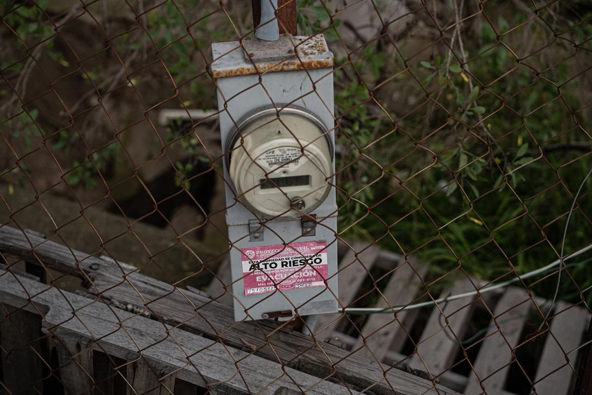 Las grietas en Paseo de los Literatos se agravaron en las últimas dos semanas, tras meses de deslizamientos en la zona. Foto: Border Zoom