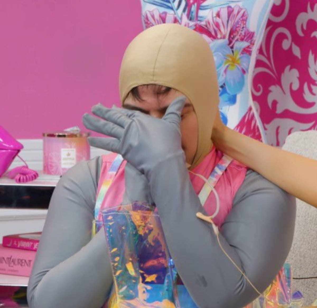 Momo se cubrió la cara al explicar cómo se convirtió en la Burrita Burrona por ayudar a su amiga Turbulence.