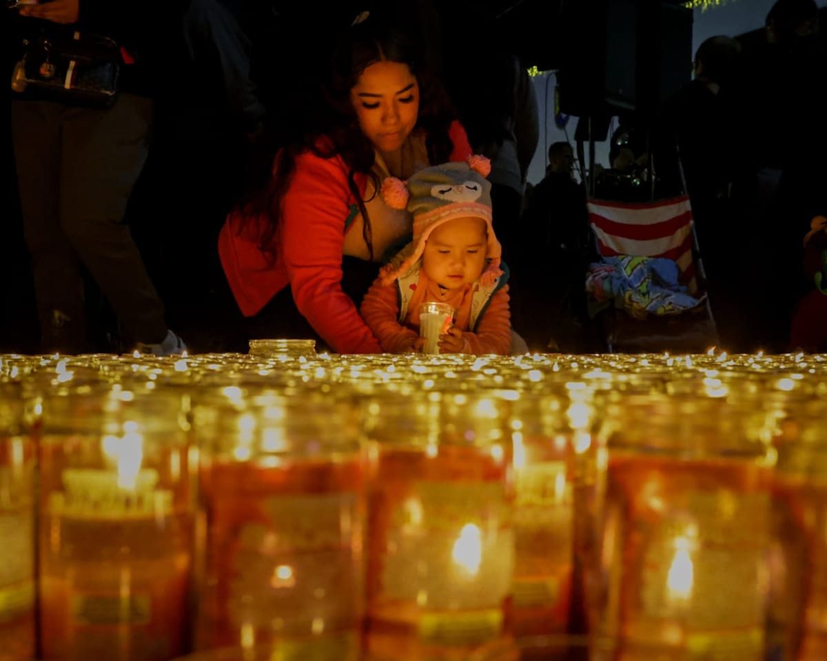 Una niña coloca una veladora a los pies de la imagen de la Virgen de Guadalupe en la Catedral de Mexicali. Cientos de personas creyentes se dieron cita en la zona centro de la ciudad para los festejos guadalupanos. (Foto: Javier Gallegos).