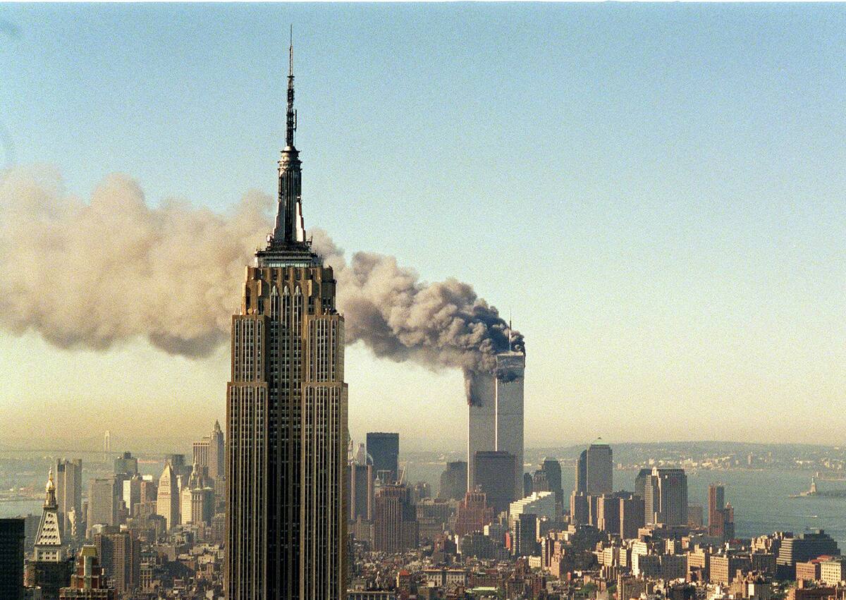 **ARCHIVO** Las torres gemelas del World Trade Center arden detrás del Empire State Building en Nueva York, en esta foto de archivo del 11 de septiembre de 2001. (Foto AP/Archivo, Marty Lederhandler)