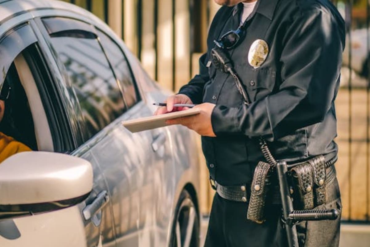 Madre soltera en Florida acumula más de 165 mil dólares en multas por estacionarse en la entrada de su casa