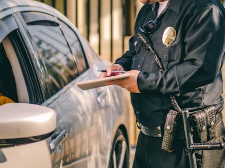 Madre soltera en Florida acumula más de 165 mil dólares en multas por estacionarse en la entrada de su casa