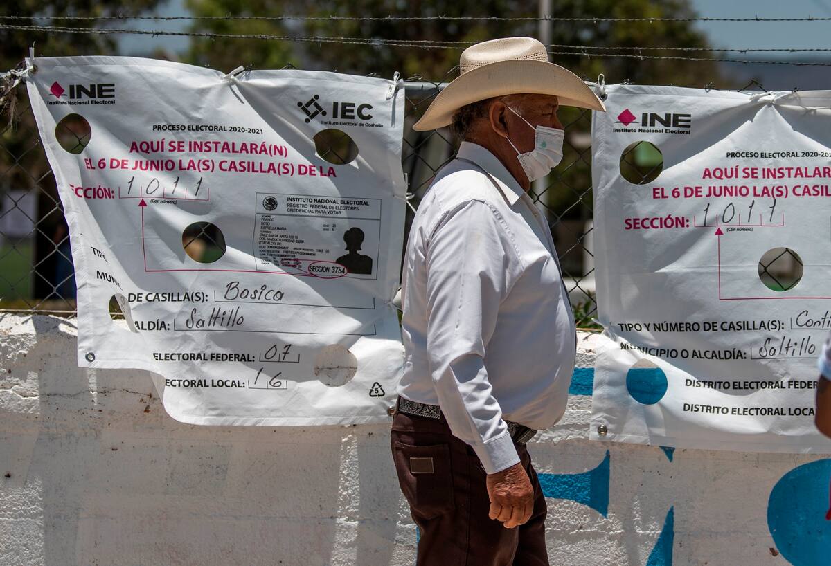 Ciudadanos emitieron su voto este domingo, en las diferentes casillas electorales instaladas en la ciudad de Saltillo, estado de Coahuila (México). EFE/Miguel Sierra