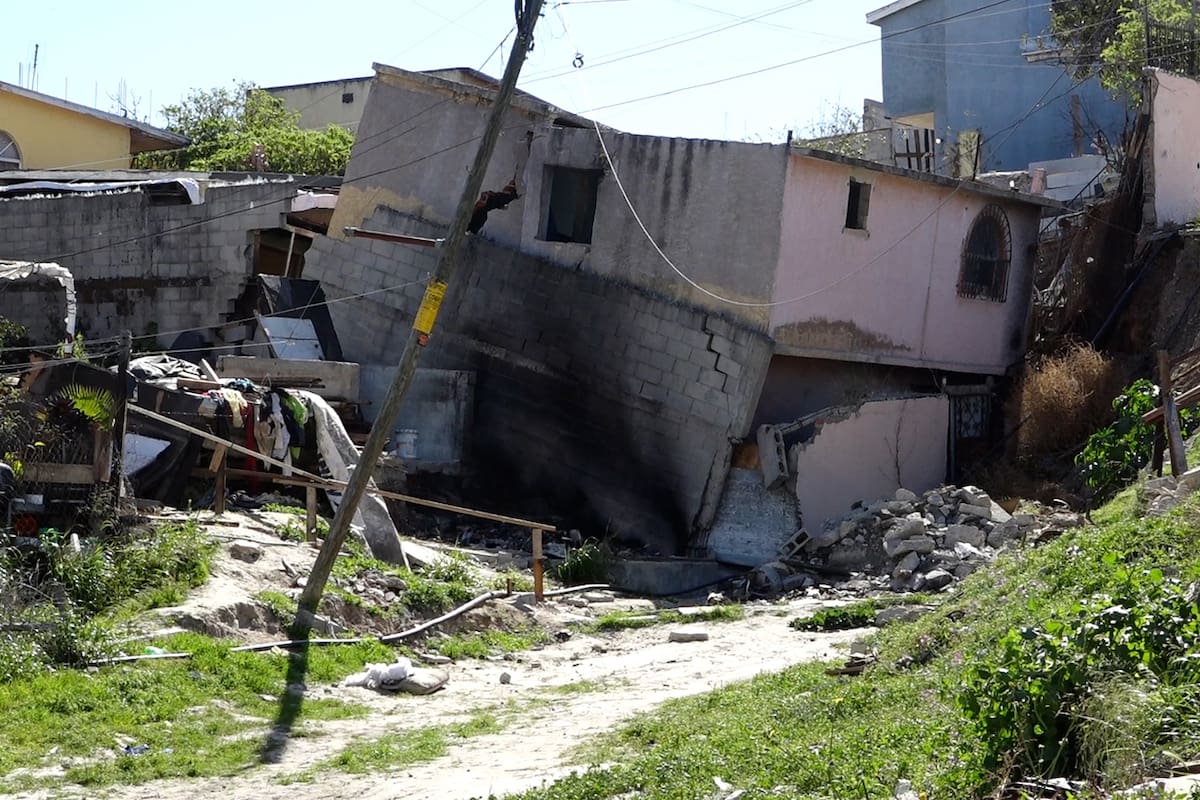Viven entre escombros en la Sánchez Taboada