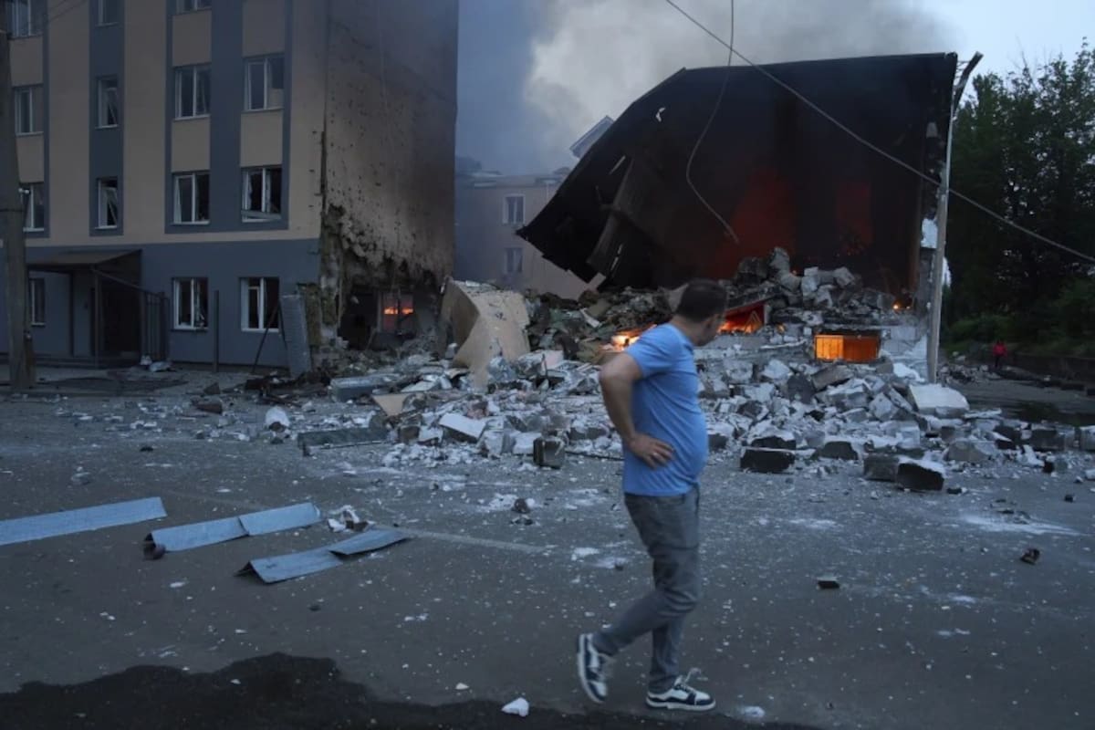 Guerra Rusia-Ucrania: Un residente reacciona al pasar junto a los escombros en llamas tras el ataque con misiles y drones de Rusia en Kiev, Ucrania, el martes 10 de junio de 2025. | Crédito: AP/Efrem Lukatsky
