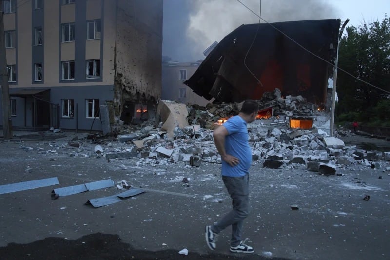 Guerra Rusia-Ucrania: Un residente reacciona al pasar junto a los escombros en llamas tras el ataque con misiles y drones de Rusia en Kiev, Ucrania, el martes 10 de junio de 2025. | Crédito: AP/Efrem Lukatsky