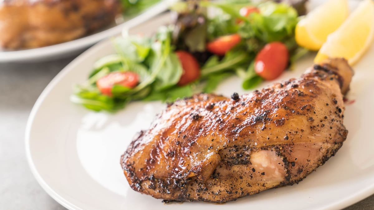 Especialistas recomiendan cocinar el pollo hasta alcanzar una temperatura interna segura y no confiar solo en el color o la apariencia exterior. Foto: Especial