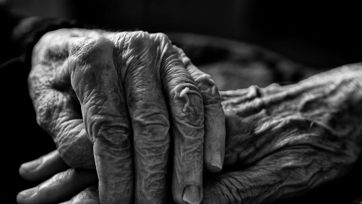 Un arresto en Tokio expone la crisis oculta de los ancianos que cuidan a ancianos: hombre de 79 años confiesa haber matado a su madre de 100, declarando estar “cansado de cuidarla”