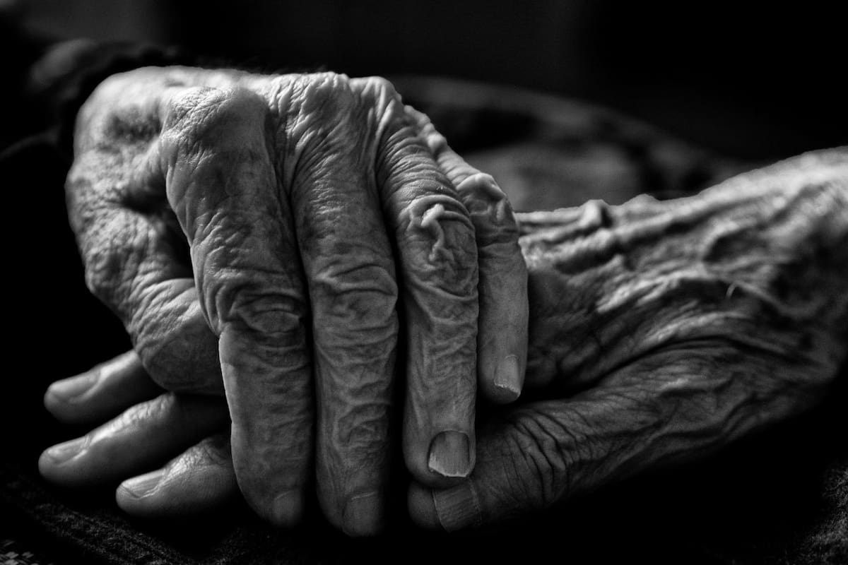 Un arresto en Tokio expone la crisis oculta de los ancianos que cuidan a ancianos: hombre de 79 años confiesa haber matado a su madre de 100, declarando estar “cansado de cuidarla”