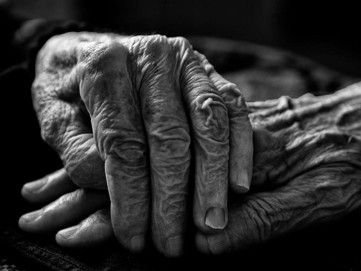 Un arresto en Tokio expone la crisis oculta de los ancianos que cuidan a ancianos: hombre de 79 años confiesa haber matado a su madre de 100, declarando estar “cansado de cuidarla”