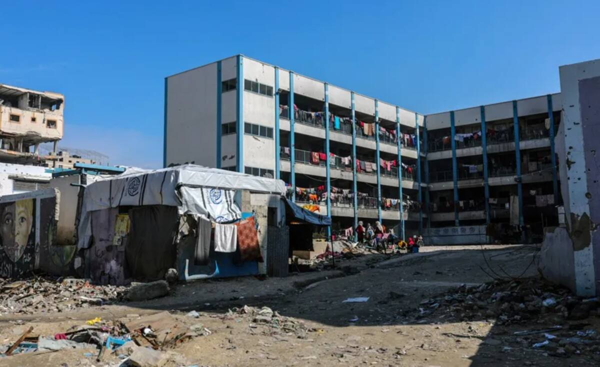 Desplazados internos palestinos residen en una escuela de las Naciones Unidas. / EFE