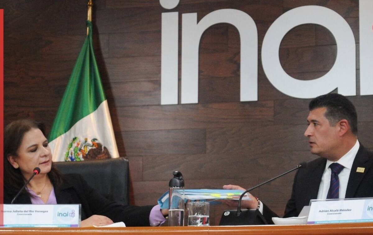 Adrián Alcalá y Norma Julieta del Río durante sesión del INAI, debatiendo sobre la importancia de la autonomía para garantizar los derechos de acceso a la información.