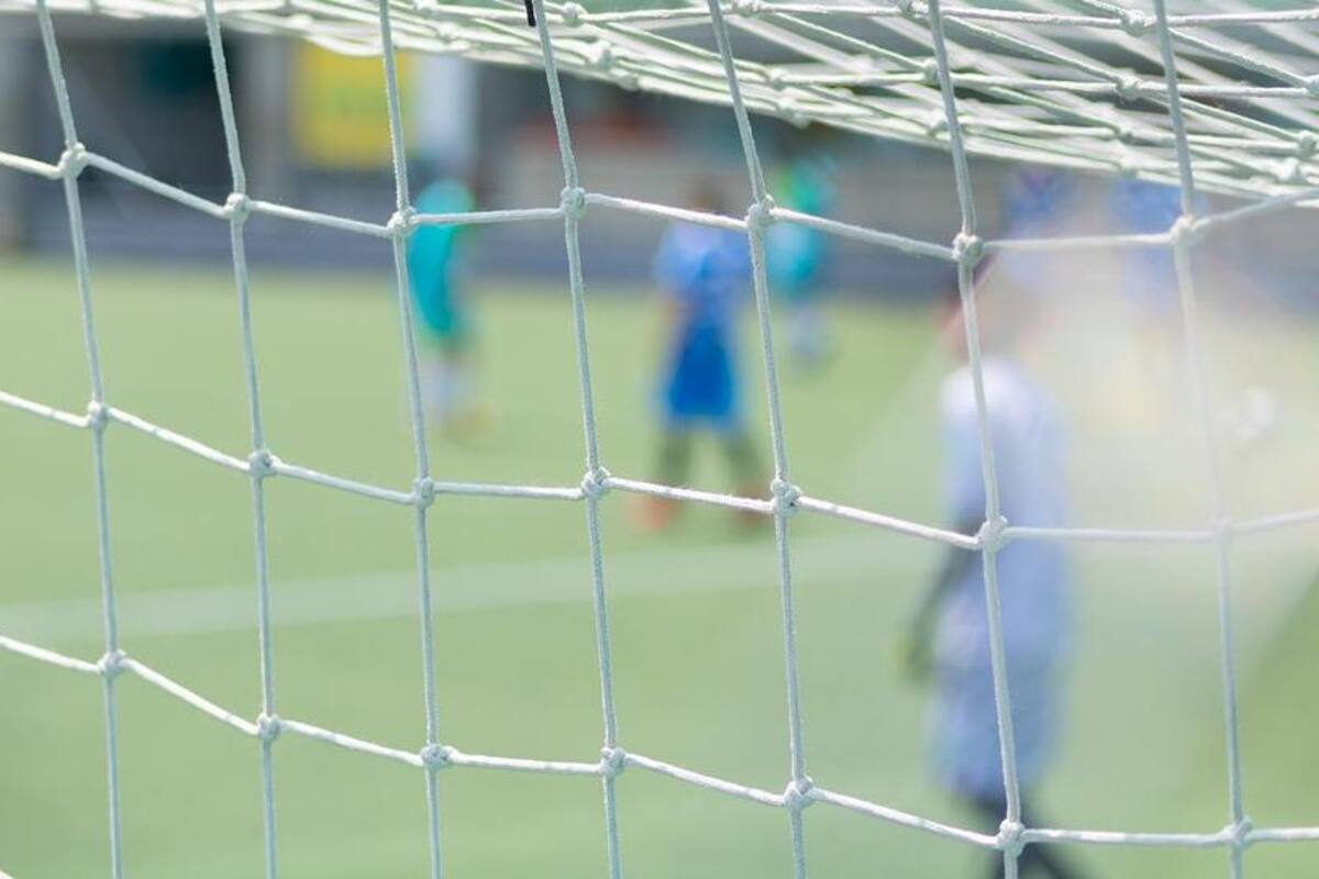 Muerde miembro de rival y es suspendido del futbol