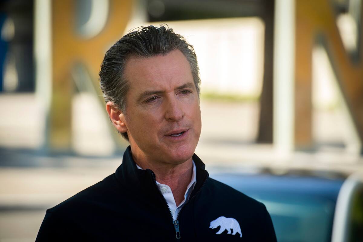El gobernador de California Gavin Newsom habla en una conferencia de prensa. Foto: AP