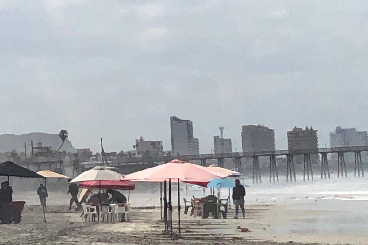 Playa de Rosarito con basura y estiércol previo a Semana Santa