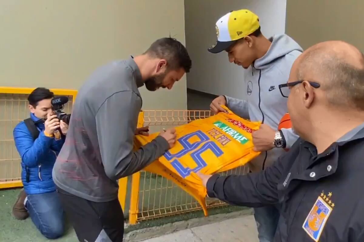 Gignac y Juan Toscano se encuentran, francés le firma playera de Tigres