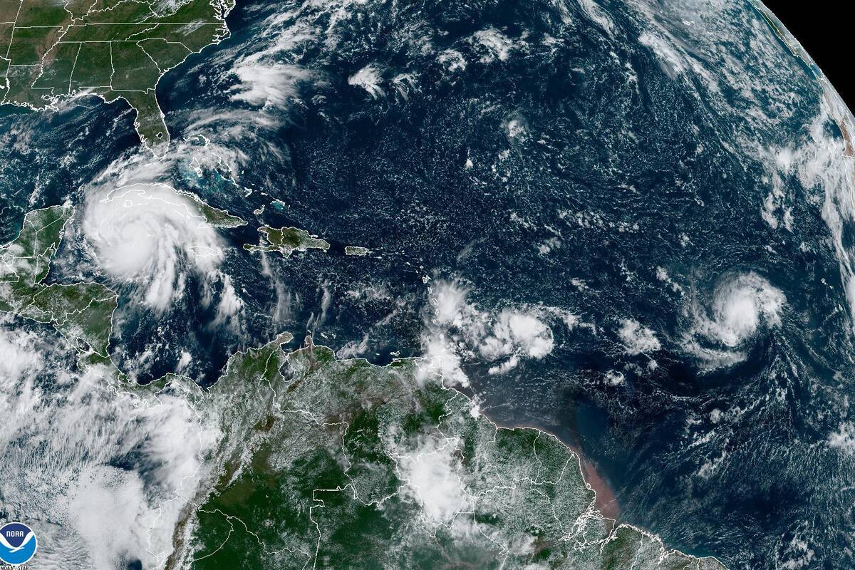 Huracán Ian sube a categoría 2 con rachas de vientos de hasta 195 km/h