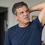 Por qué algunas personas huelen diferente con la edad y cómo influyen la piel, los medicamentos, la alimentación y la salud