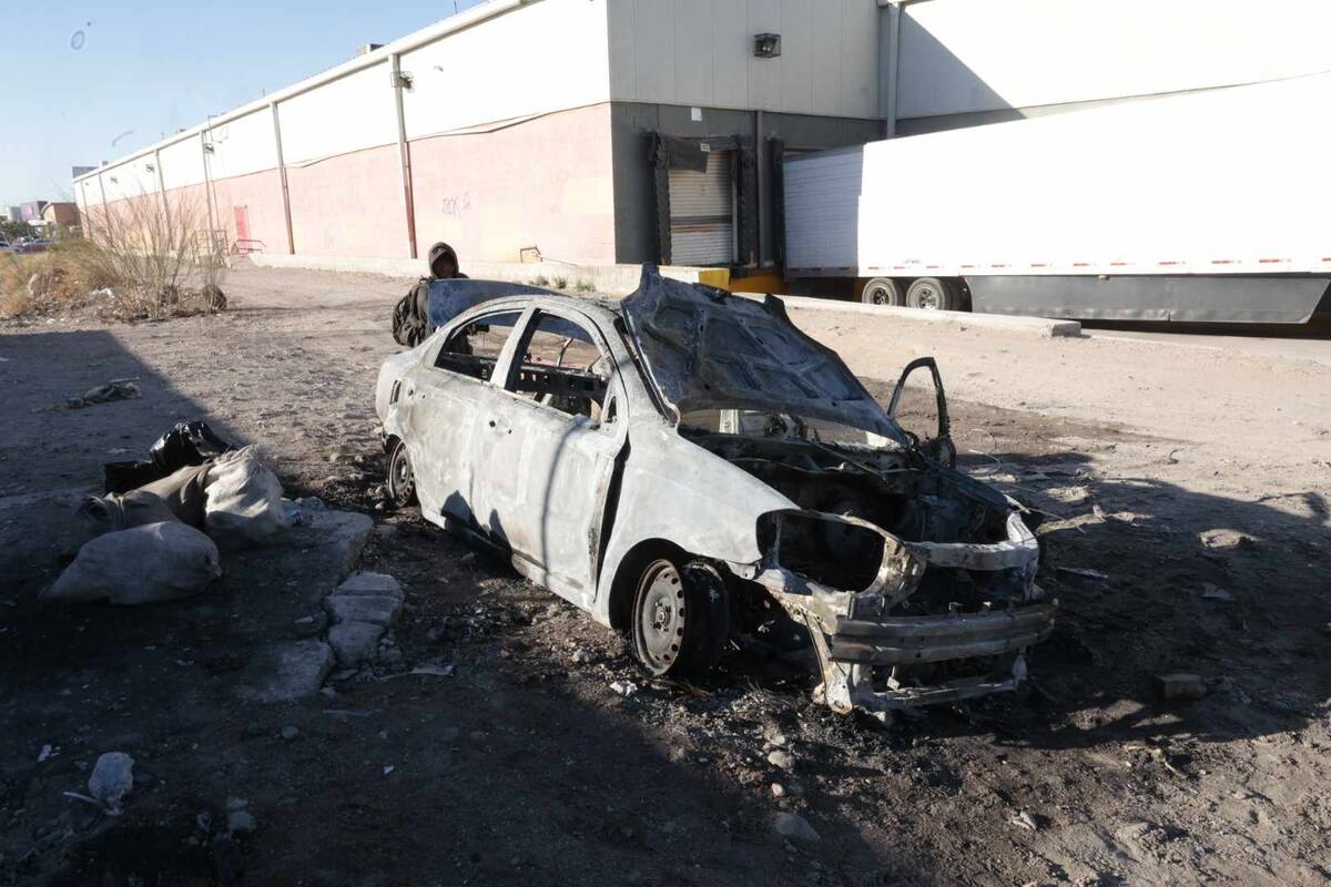 Saquean e incendian auto abandonado en Paseo del Río y Reforma