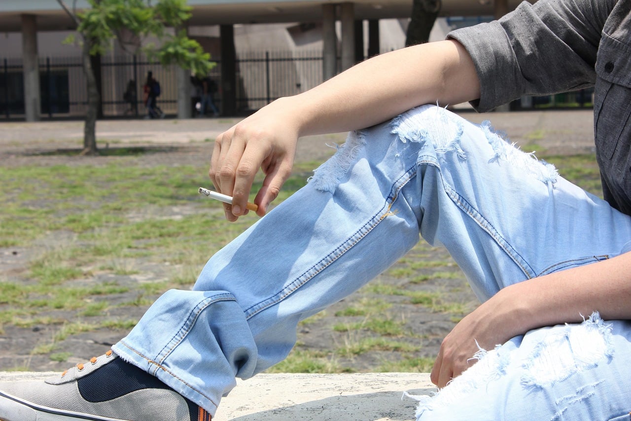 De acuerdo con el CIJ los menores empiezan en el consumo del tabaco y alcohol entre los 12 y 14 años de edad. FOTO: PIXABAY