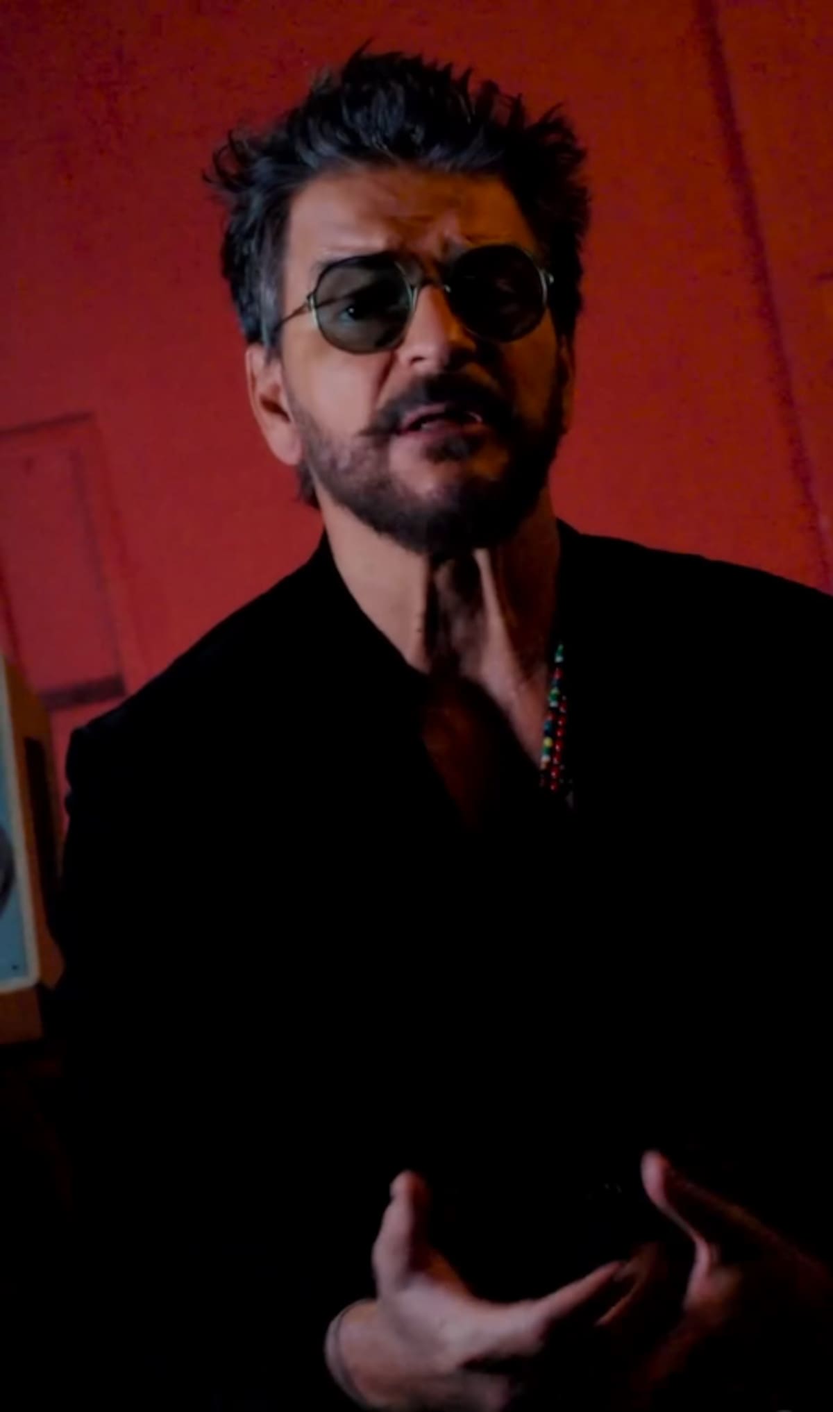 Con "Seco", Ricardo Arjona no solo regresa a sus raíces más personales, sino que también ofrece a sus seguidores una obra que invita a la reflexión y el empoderamiento.