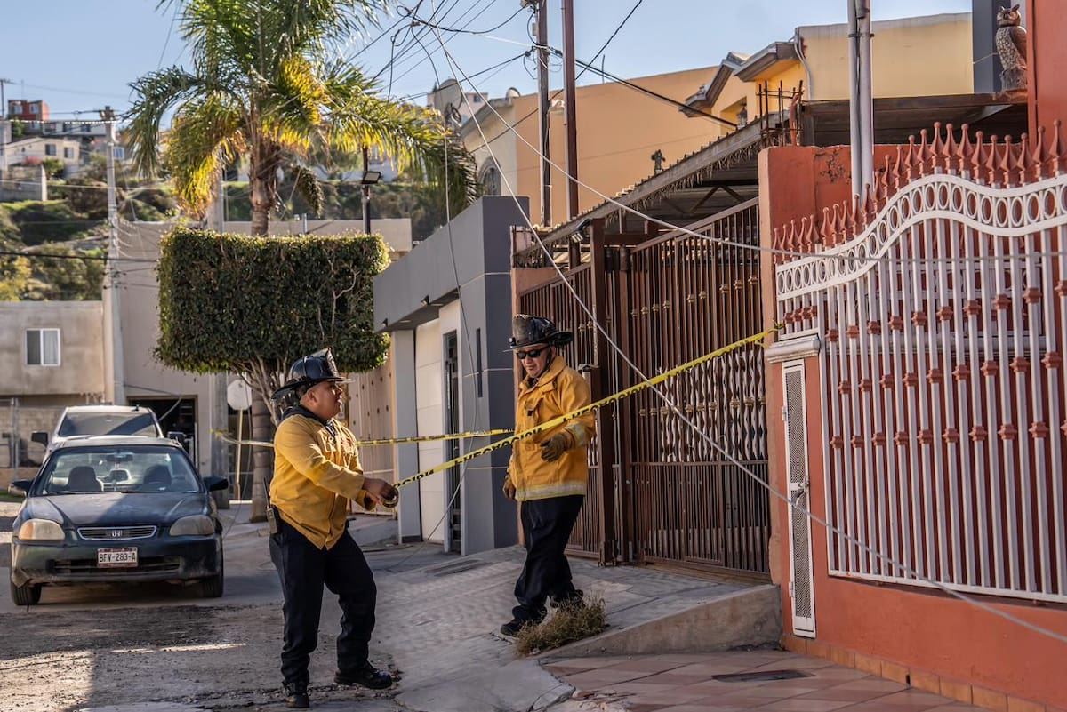 En la colonia El Valle, sobre la calle Paseo del Roble se quedaron sin servicio eléctrico luego de escuchar la explosión de un transformador. Foto: Border Zoom