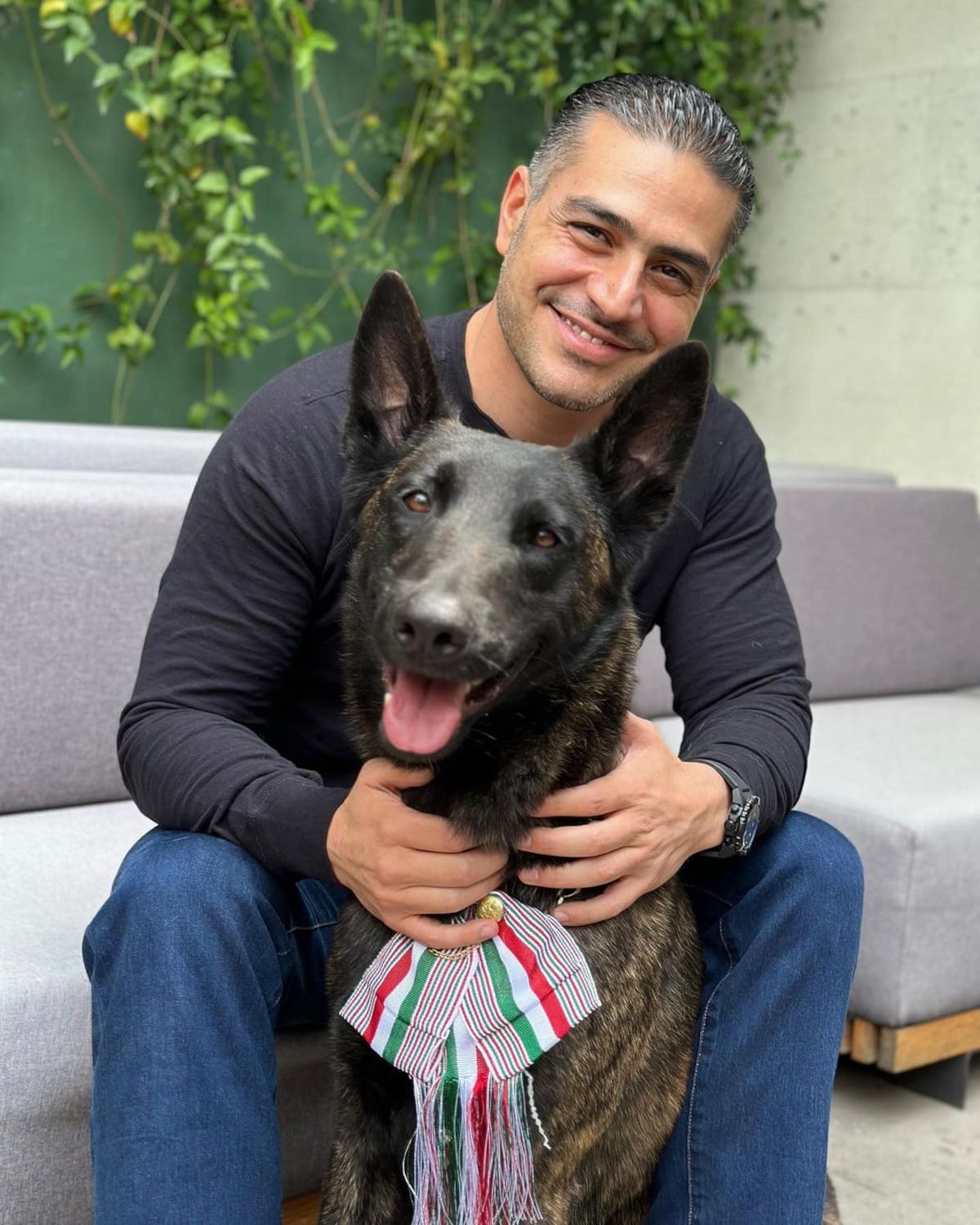 Omar García Harfuch junto a Azam, su perro pastor holandés que porta un detalle con la bandera de México. | @omargharfuch