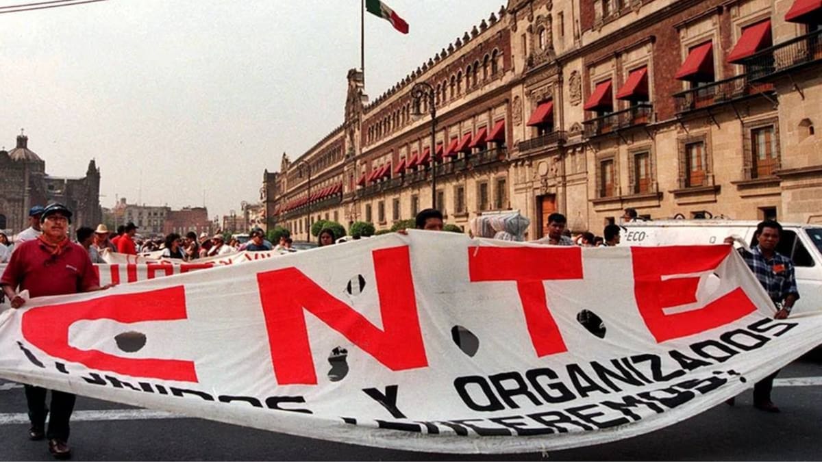 175 votos de diferencia bastaron para que la Sección 22 de Oaxaca respaldara seguir la huelga de la CNTE mientras la dirigencia nacional define si el paro continúa o entra en receso