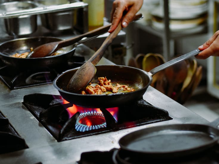 Cómo eliminar el olor a comida y fritura en casa con trucos caseros